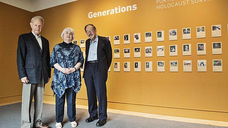 John Hajdu, Joan Salter i Martin Stern, a l’entrada de «Generacions: retrats de supervivents de l’Holocaust». IWM