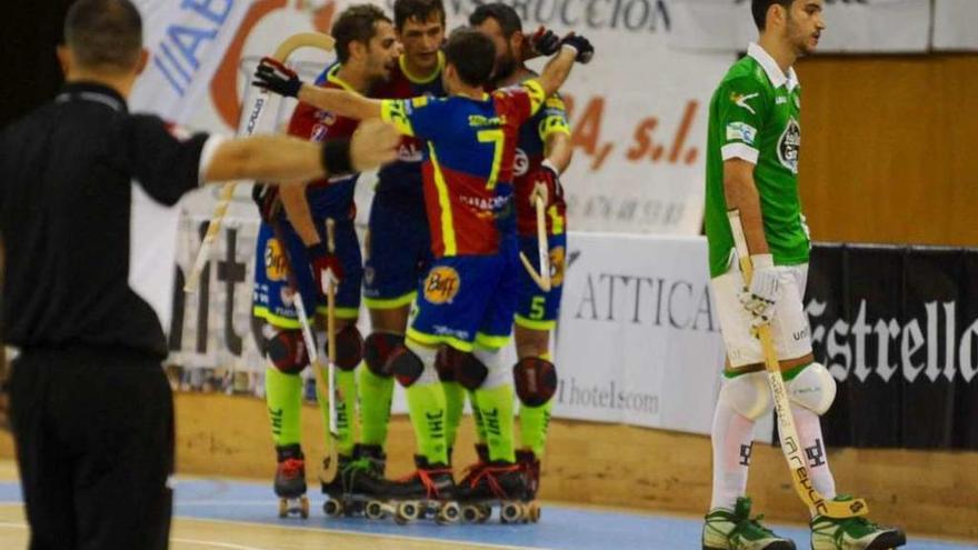 Pau Bargalló, cabizbajo, mientras los jugadores del Igualada celebran un gol.