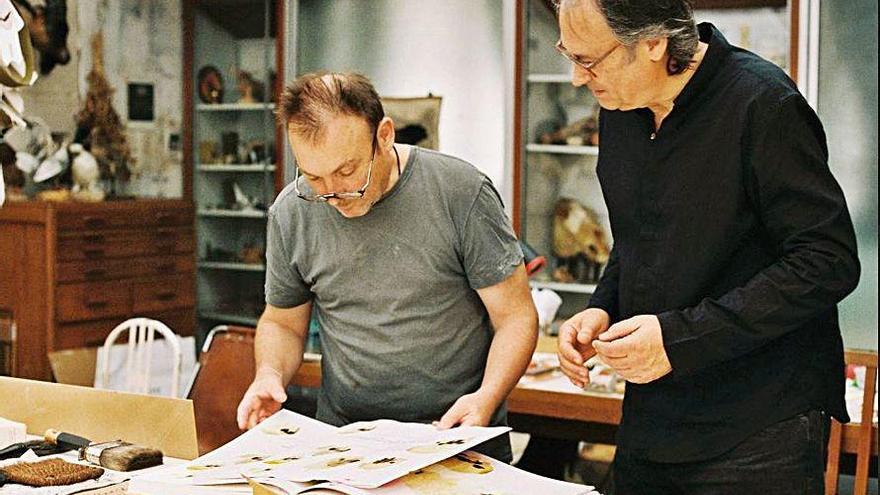 Miquel Barceló trabajando en el libro.