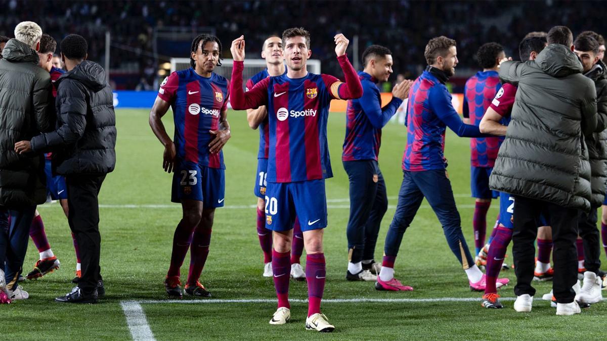 Sergi Roberto celebra la clasificación para los cuartos de final de la Champions League tras ganar al Nápoles