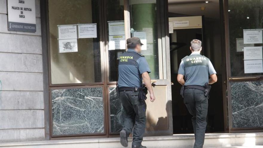 Dos guardias civiles acceden a los Juzgados de Sueca. | VICENT M. PASTOR
