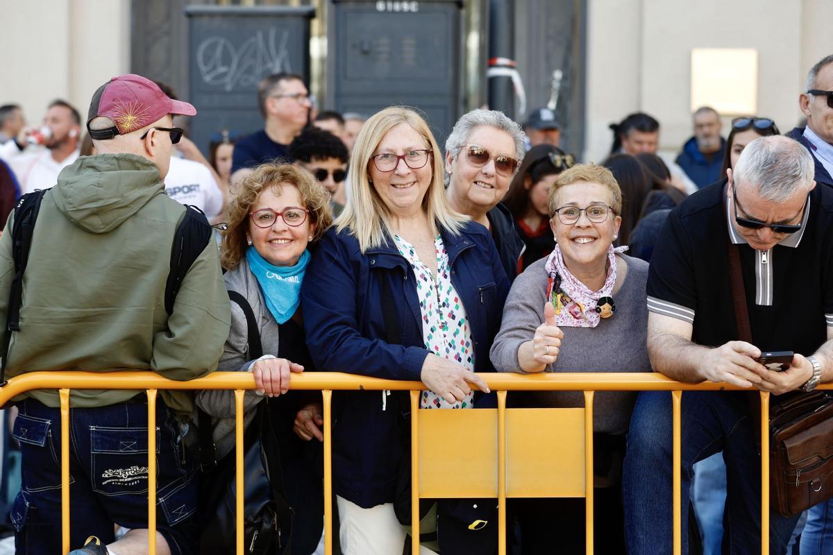 La plaza del Ayuntamiento, a reventar para la mascletà del viernes 13 de marzo: el sol dispara el ambiente fallero