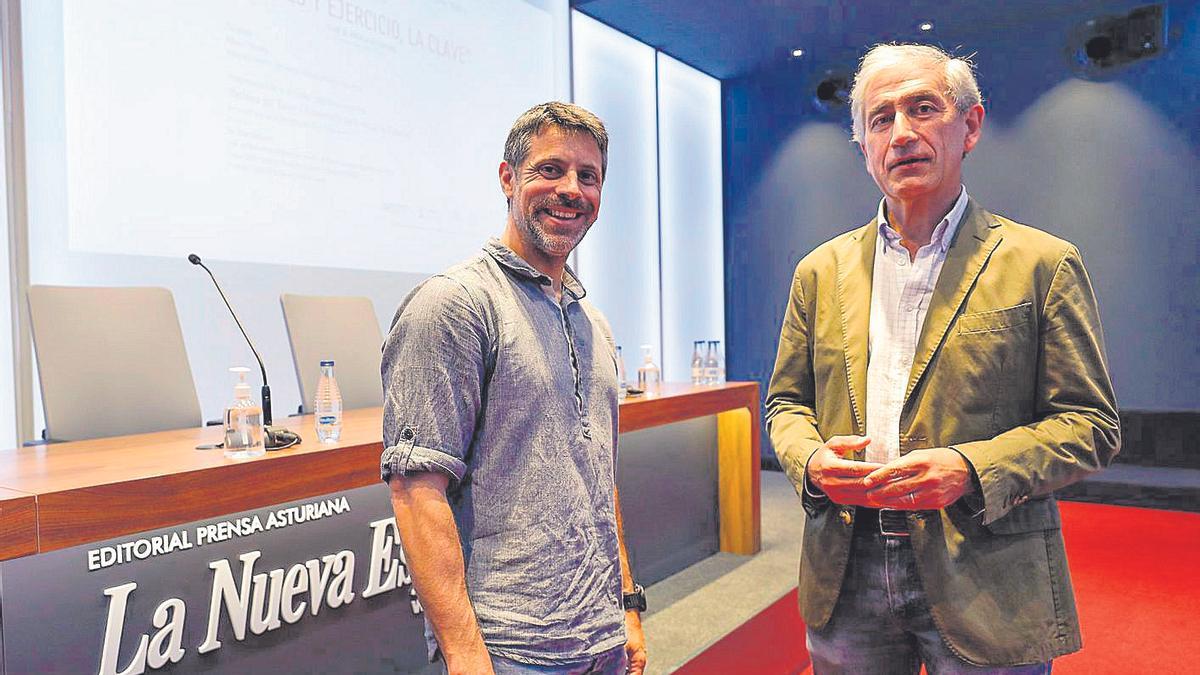 Albert Olivella y Elías Delgado, antes de la charla que tuvo lugar ayer en el Club. | Luisma Murias