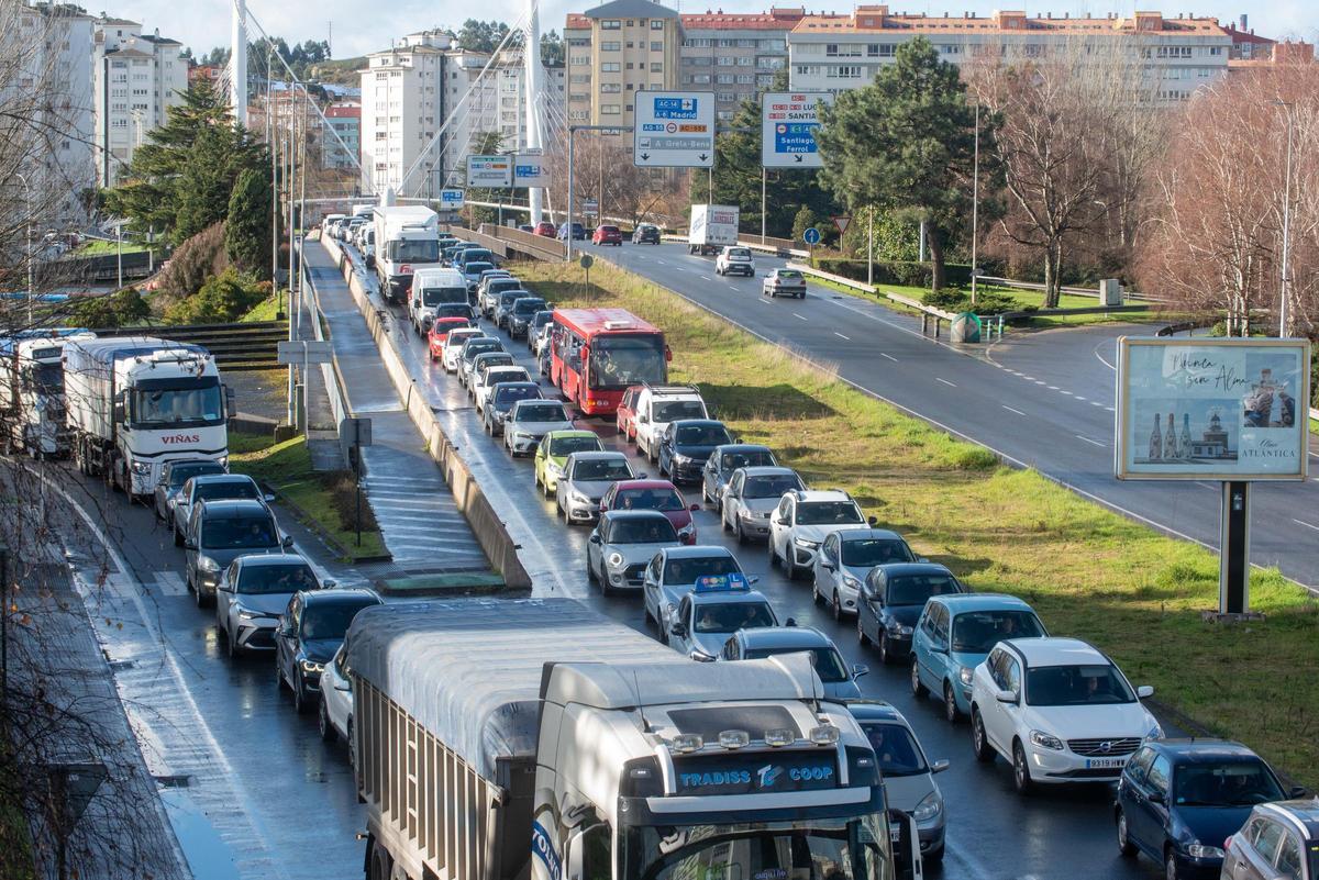 Colapso de tráfico en Alfonso Molina por el cierre del enlace de San Cristóbal