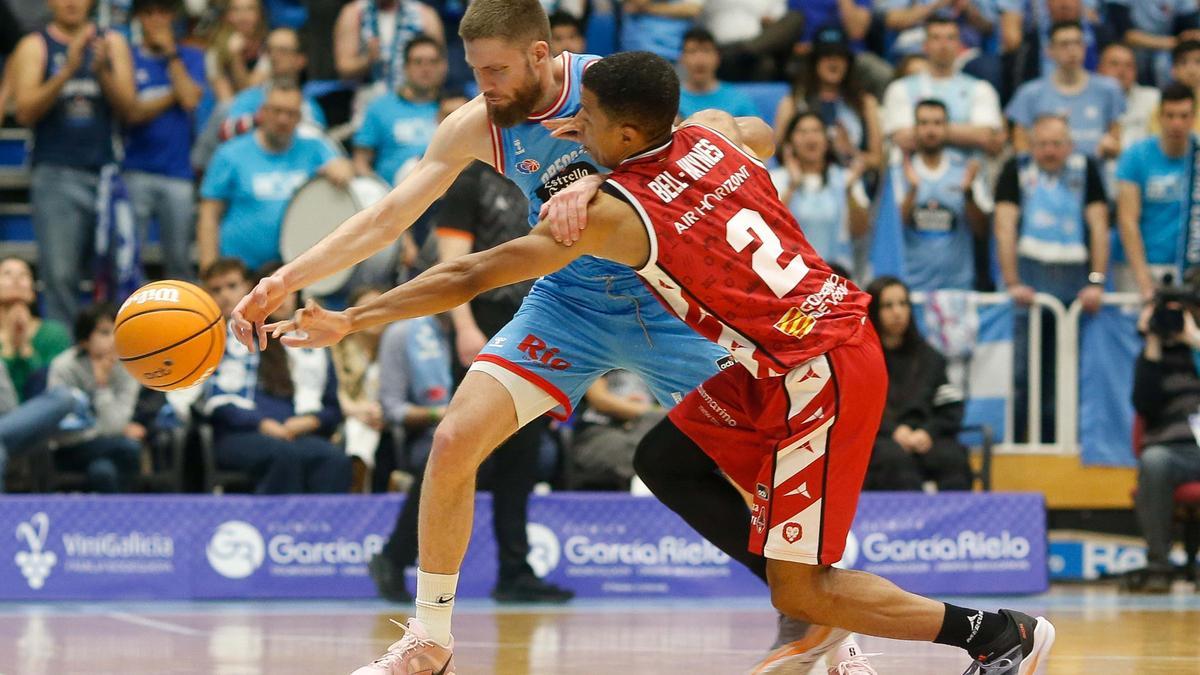 Trae Bell-Haynes intenta robarle el balón a Kurucs durante el duelo ante el Río Breogán