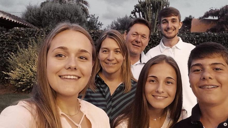 El presidente de Fanucas, Antonio López, su mujer y sus cuatro hijos, de 15,17, 21 y 22 años, forman una de las familias numerosas que viven en la provincia de Castellón.