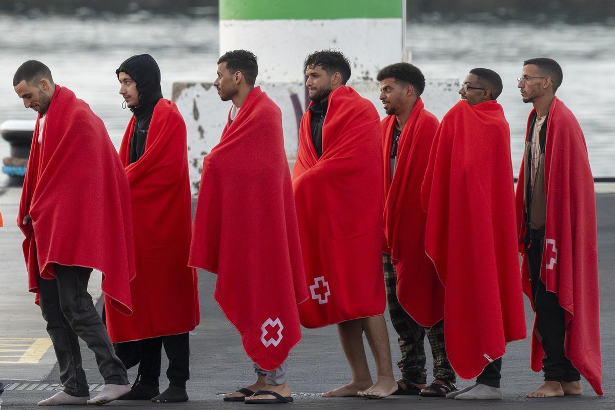 Salvamento MarÃ­timo ha socorrido a unos diez kilÃ³metros de Arrecife a medio centenar de inmigrantes subsaharianos que intentaban llegar a Lanzarote en una lancha neumÃ¡tica, segÃºn ha informado a EFE la sociedad estatal. EFE/Adriel Perdomo