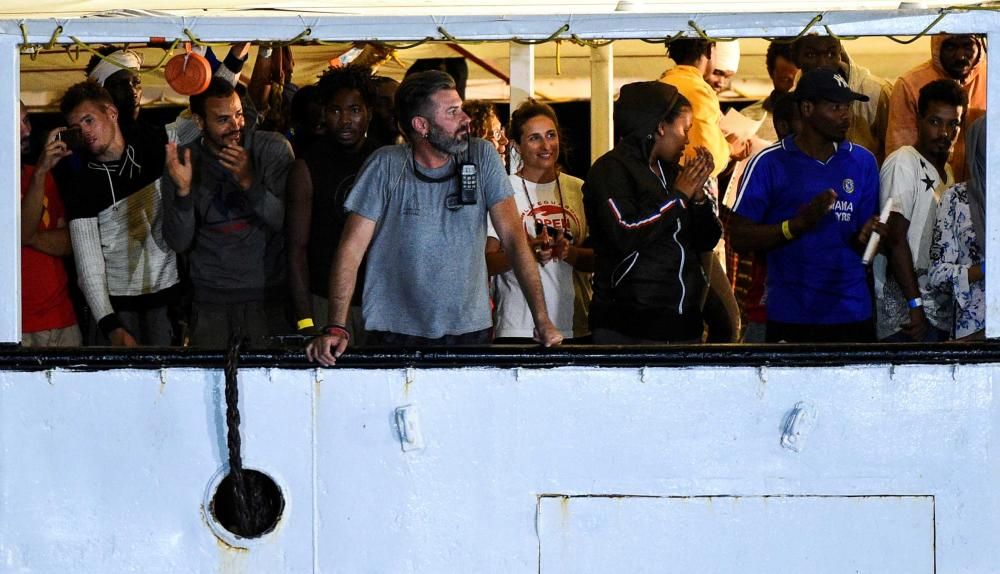 Los inmigrantes del Open Arms desembarcan tras la orden de un fiscal italiano