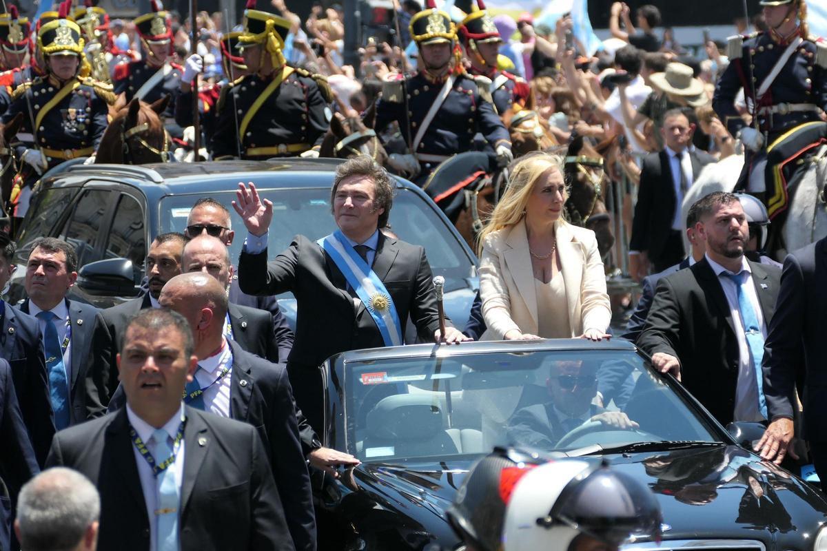 Javier Milei realitza un recorregut fins a la Casa Rosada després de sortir escollit nou president de l'Argentina.