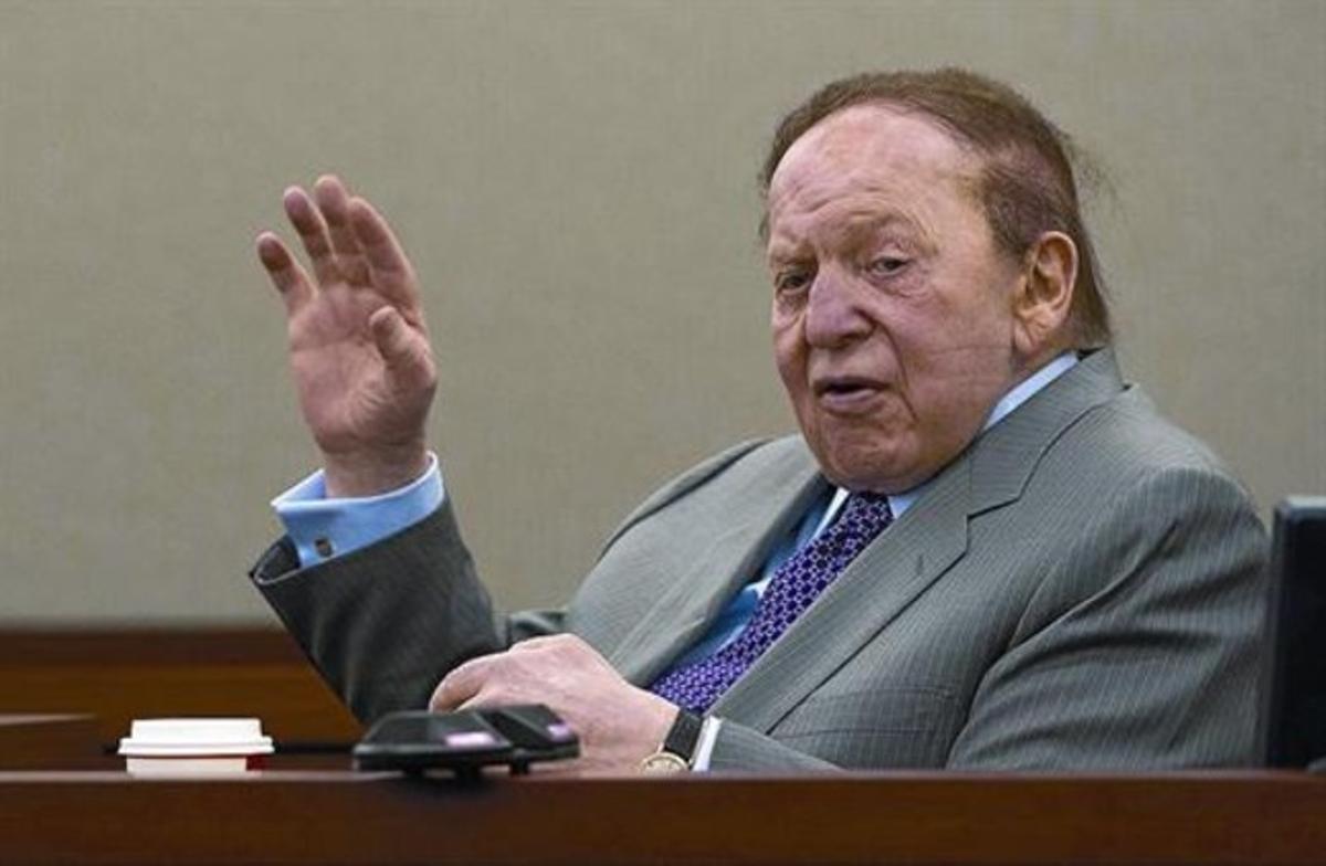 El propietari de Las Vegas Sands, Sheldon Adelson, declara en un judici, l’abril passat.