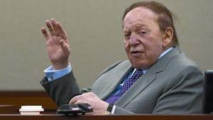 El propietari de Las Vegas Sands, Sheldon Adelson, declara en un judici, l’abril passat.