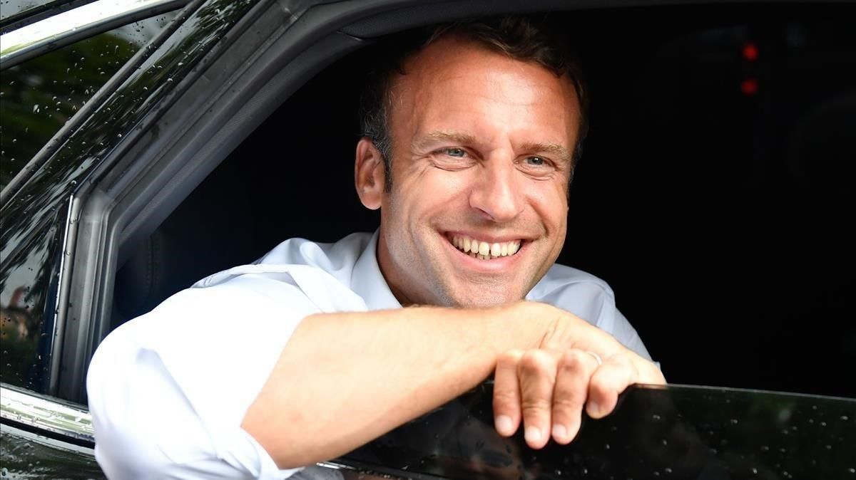 zentauroepp49241396 french president emmanuel macron reacts in his car as he lea190803165011