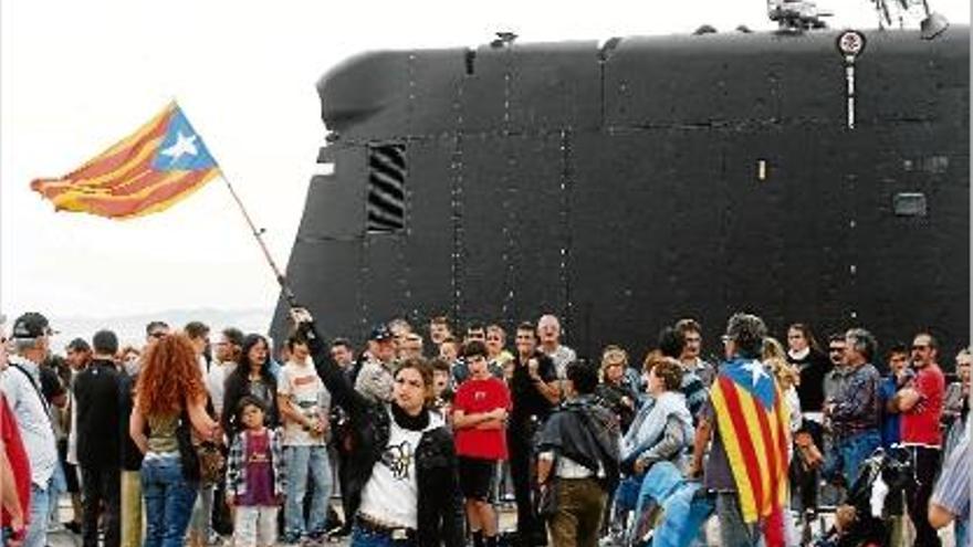 Unes cinquanta persones es van manifestar davant del submarí militar ahir a Palamós.