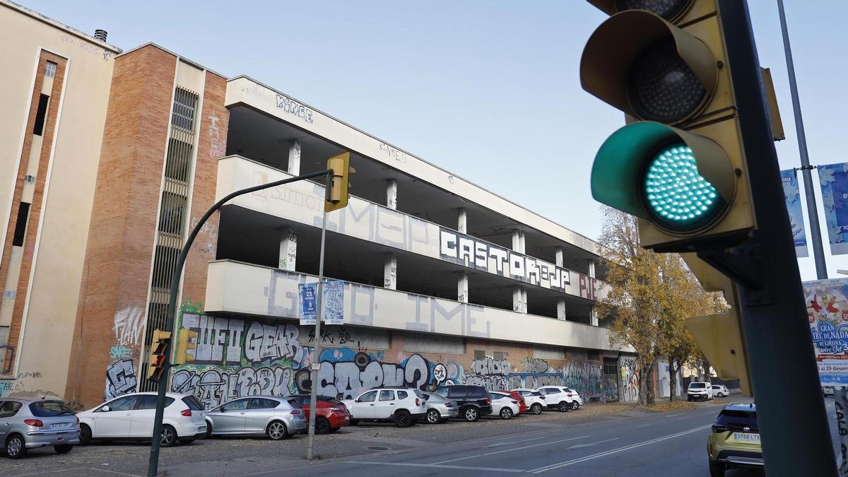 La façana de l'antiga fàbrica Simon, al carrer Barcelona.
