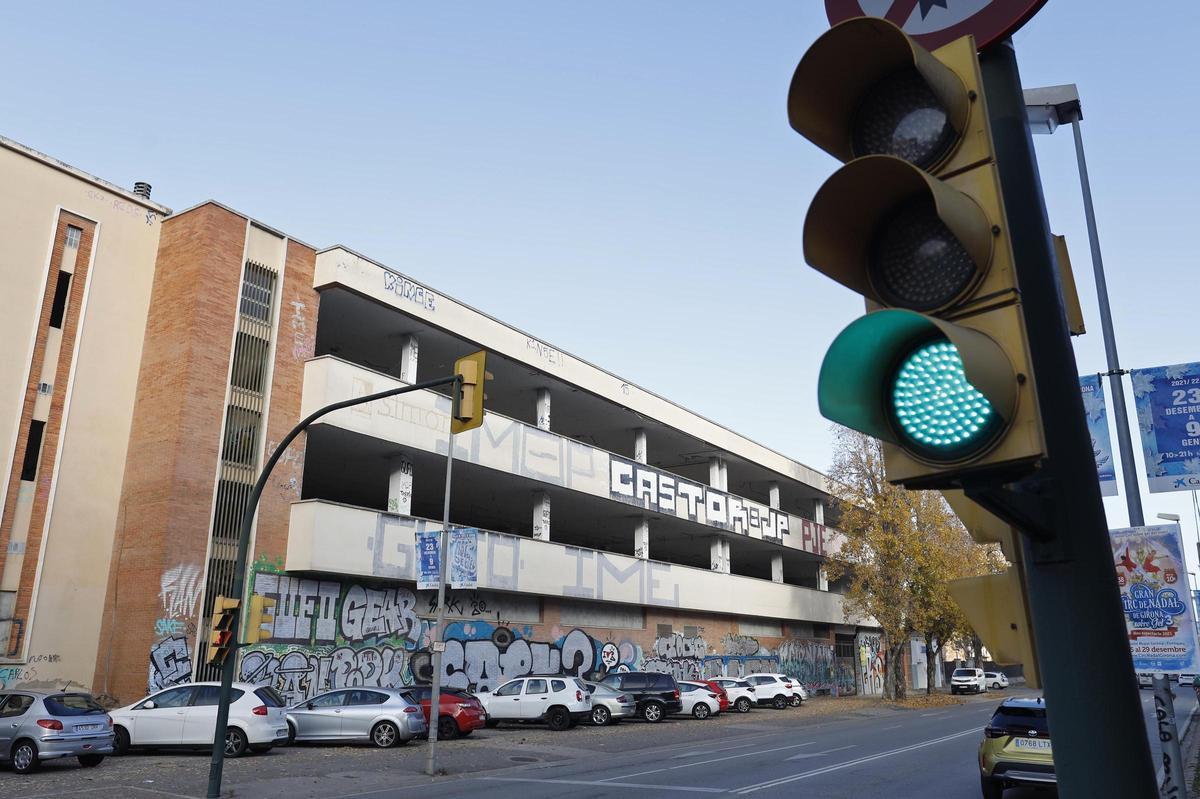La façana de l'antiga fàbrica Simon, al carrer Barcelona.