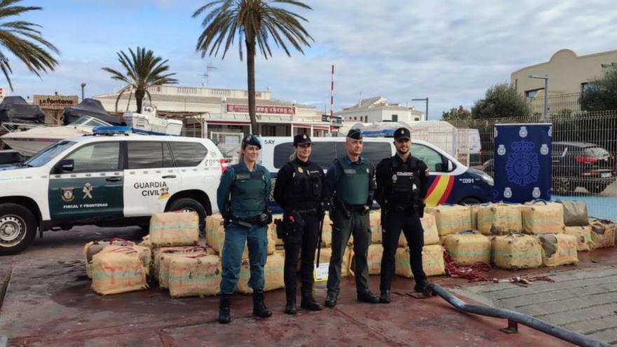 Policías y guardias civiles, con la droga incautada.