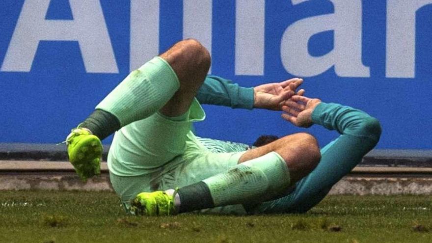 El barcelonista Aleix Vidal, lesionado, espera a recibir atención médica tras fracturarse el tobillo, ayer en Mendizorroza. // Javier Zorrilla