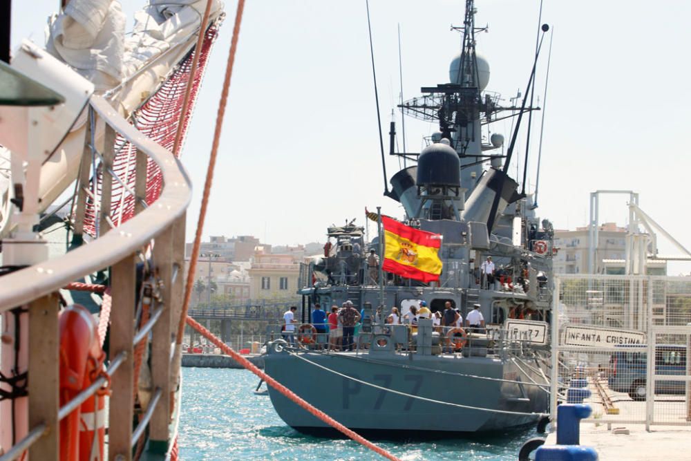 El buque de la Armada 'Infanta Cristina' abre sus puertas al público durante los dos días que estará atracado en el muelle dos del Puerto de Málaga.