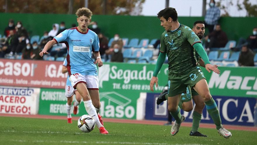 Simo, jugador del Córdoba CF, encara a un defensor del Villanovense.