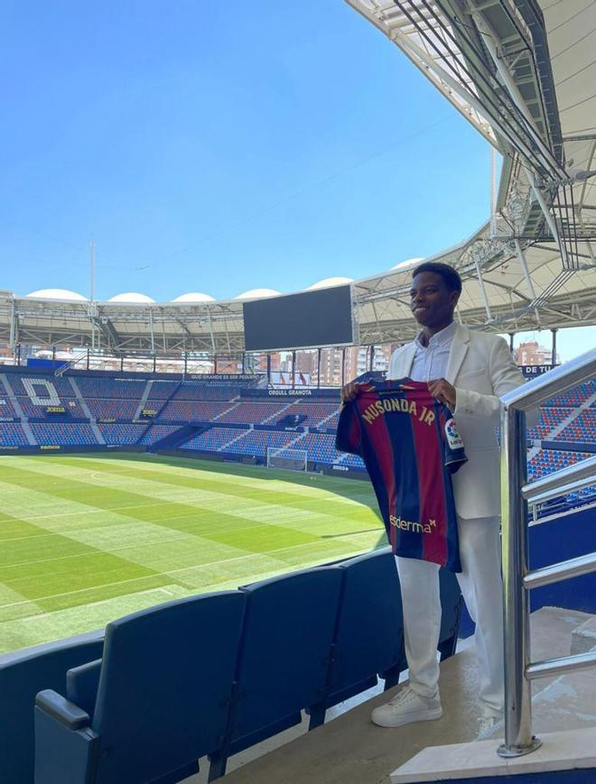 Primeras imágenes de Musonda como nuevo futbolista del Levante UD