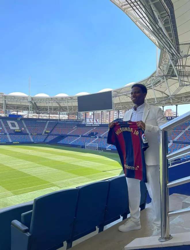 Primeras imágenes de Musonda como nuevo futbolista del Levante UD
