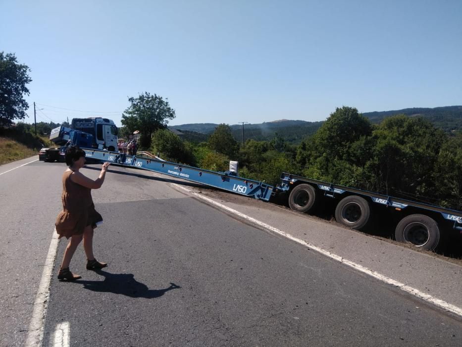 Sucesos en Pontevedra | Un camión pierde su carga y bloquea la N-541