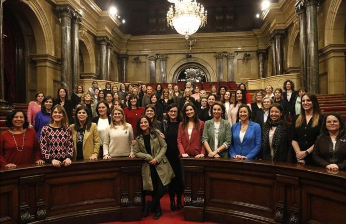 Las diputadas del Parlament de la XII legislatura posan en el hemiciclo.