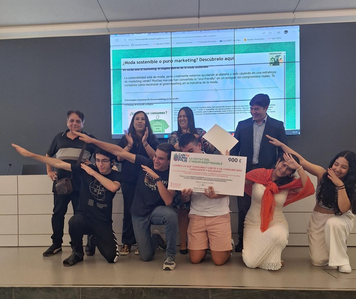 Alumnos del IES Figueras Pacheco de Alicante, premiados en el concurso "Consumópolis"