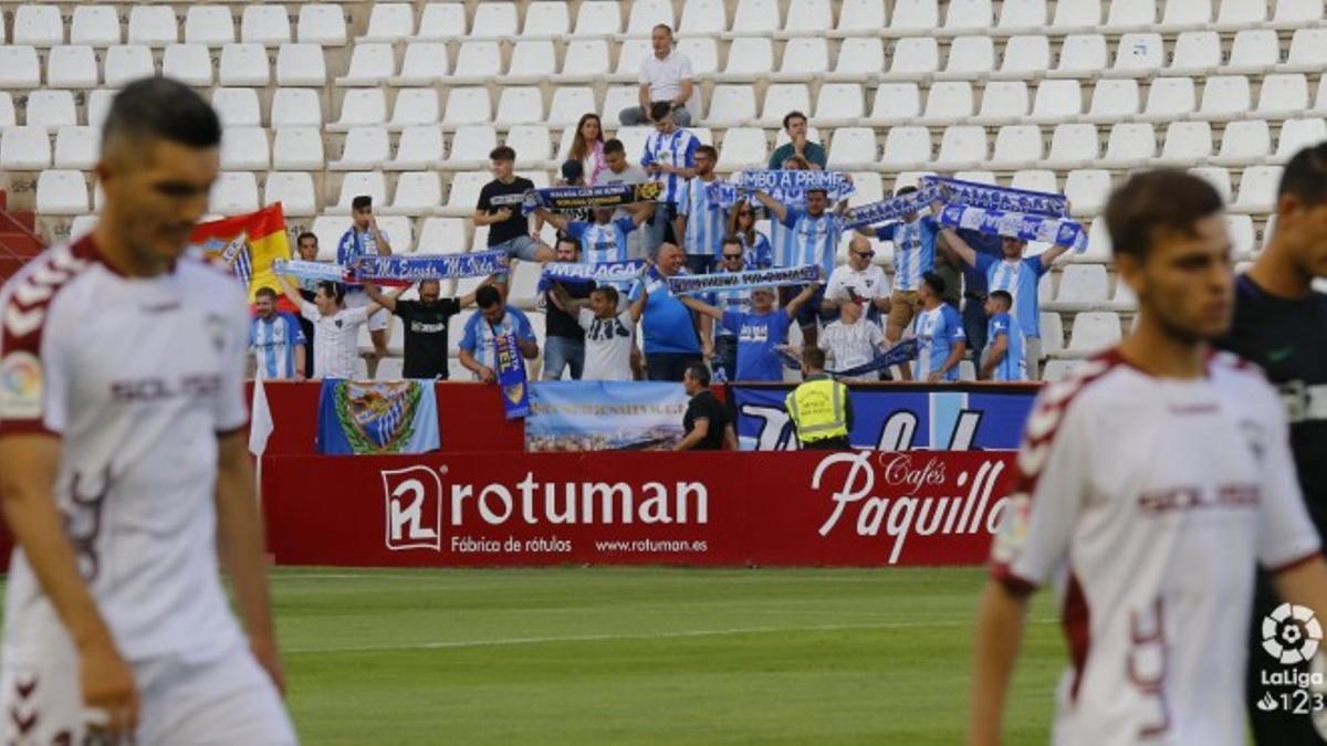 Aficionados del Málaga CF en las gradas del Carlos Belmonte.