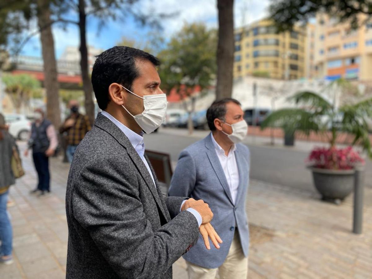 El concejal de Hacienda y Viviendas Municipales, Juan José Martínez, y el alcalde de Santa Cruz de Tenerife, José Manuel Bermúdez.