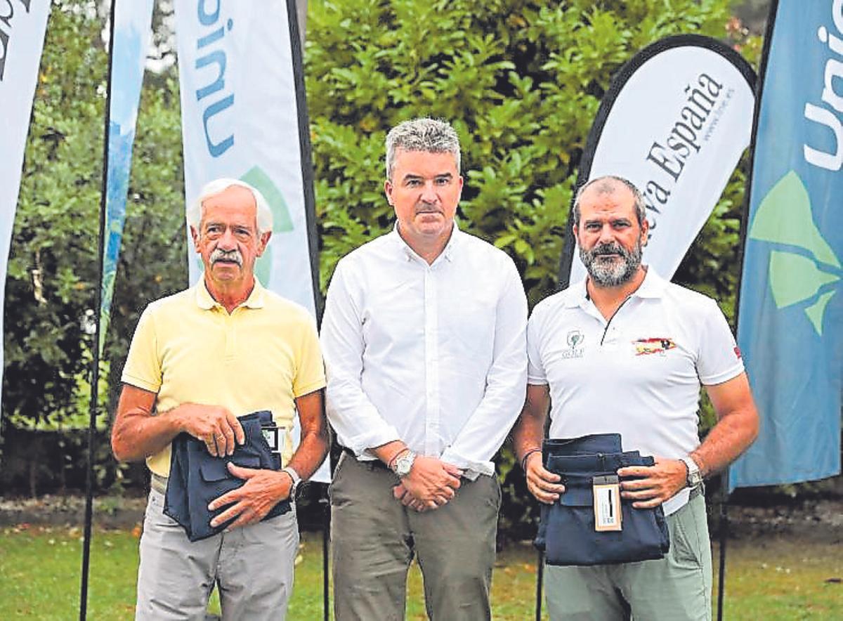 terceros 1ª categoría. Borja Díez Sainz y Pedro Alonso Martínez, junto a Enrique Álvarez, director de Banca Privada de Gijón de Unicaja.
