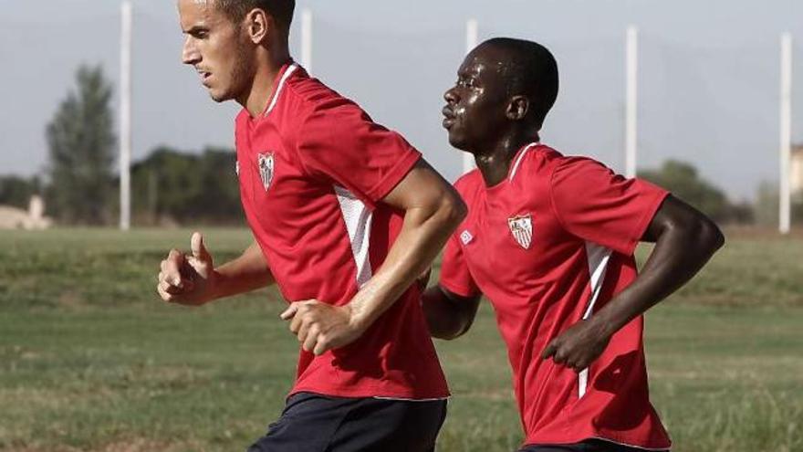 Javi Hervás, seguido por un compañero durante un entrenamiento del Sevilla.