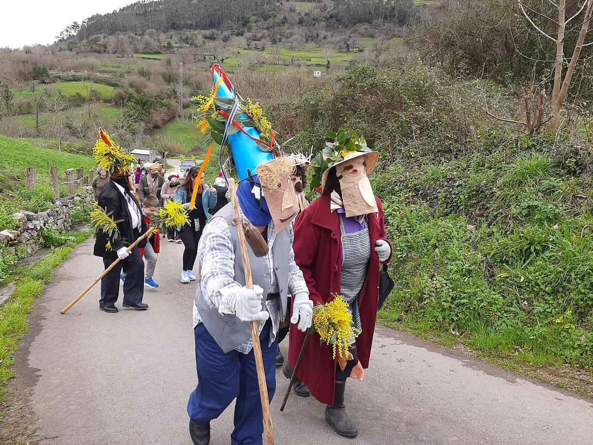 Los Mazacaraos invaden Rozaes para recuperar una tradición que goza de buena salud: el Domingo´l Gordu de la parroquia, en imágenes