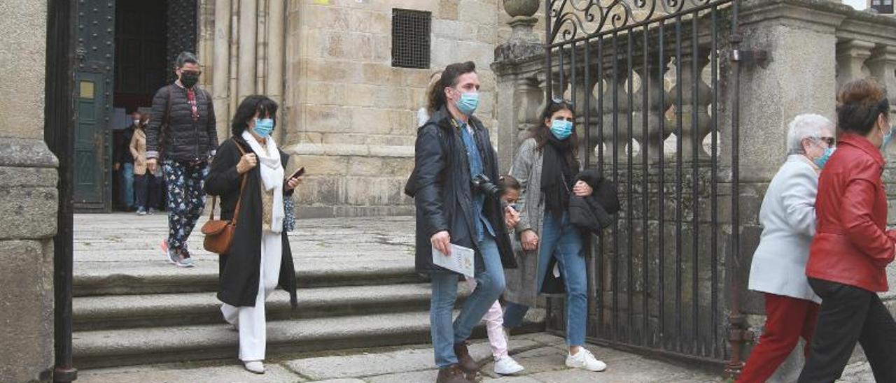 Varios turistas saliendo de la Catedral de Ourense.   | // IÑAKI OSORIO