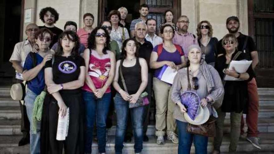 Representantes de las asociaciones alicantinas que piden el indulto ayer en la Subdelegación del Gobierno.