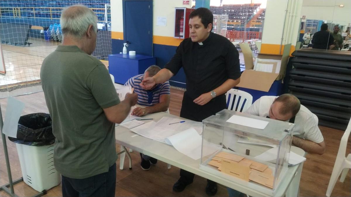 José Alberto sutil un sacerdote al que le ha tocado presidir una mesa electoral en el colegio electoral Ángel Nieto, en Zamora.