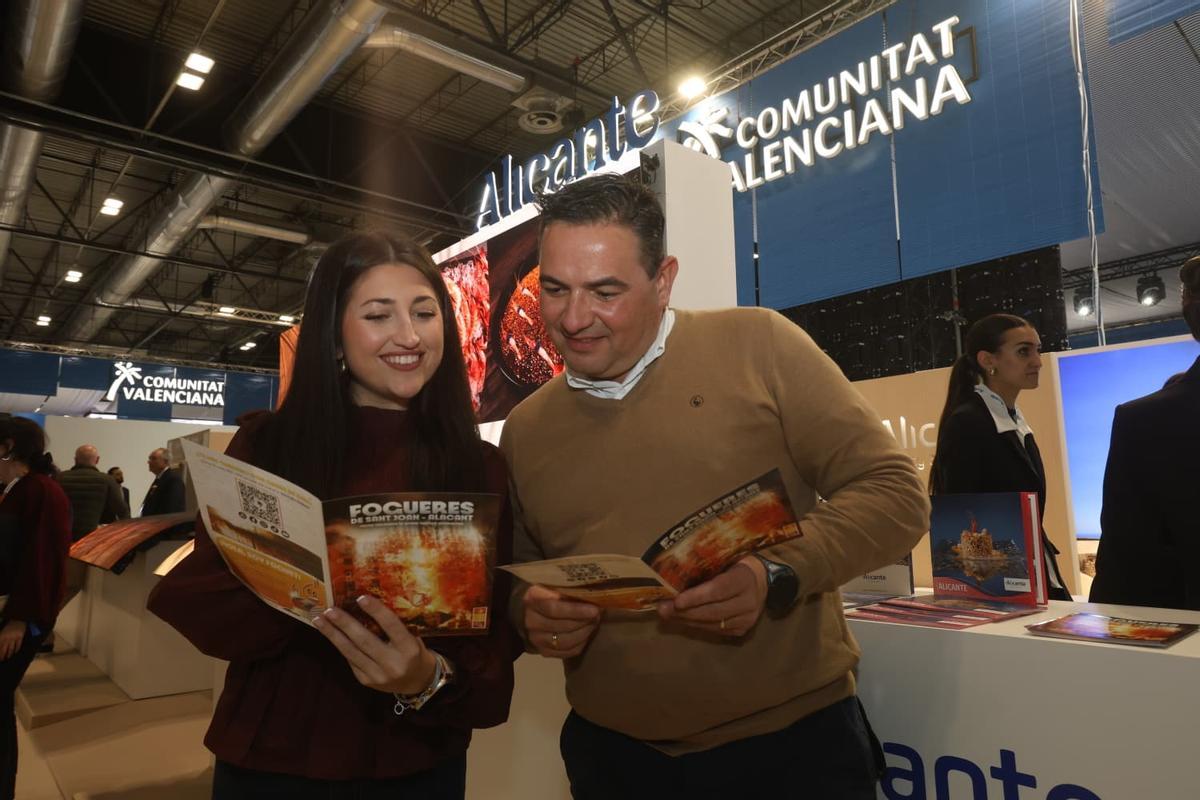 La bellea del Foc y el presidente de la Federació de Fogueres, en Fitur.