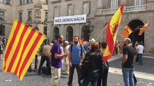 Manifestación con banderas españolas y catalanas, en la plaza de Sant Jaume.