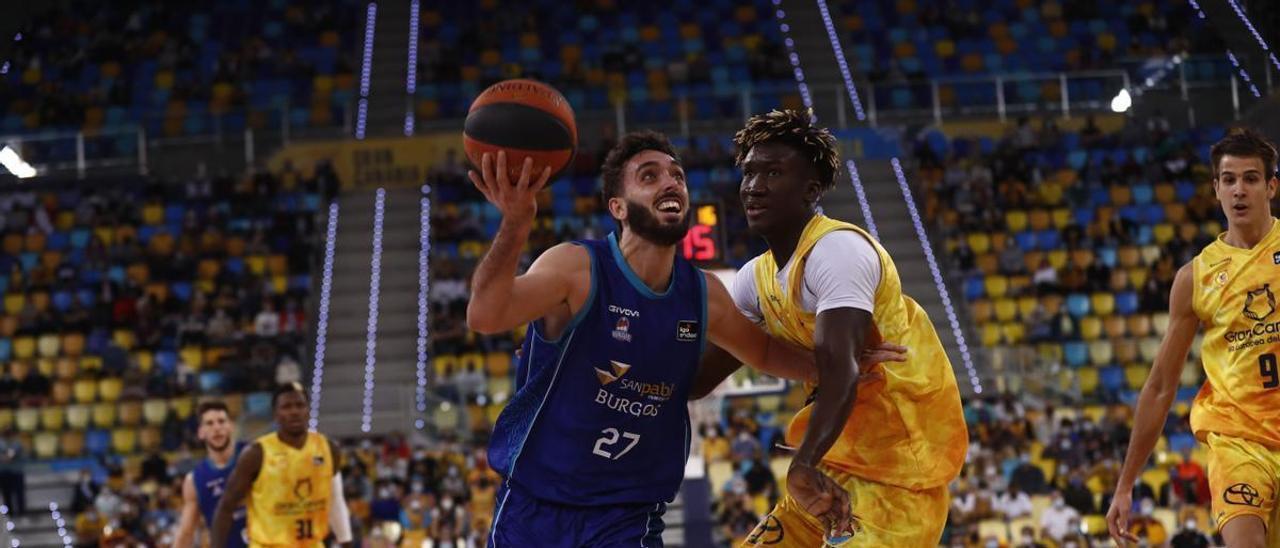 Marc García intenta lanzar ante la oposición de Khalifa Diop durante el partido disputado entre el Granca y el Burgos en la presente temporada