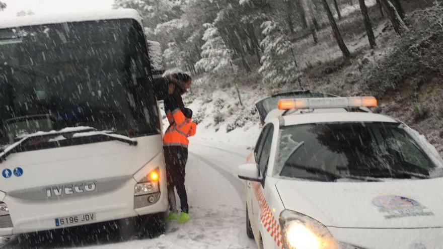 Imagen del rescate del autobús en El Burgo.