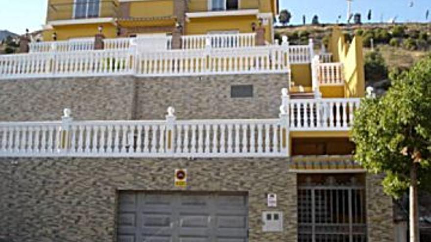 799.000 € Venta de casa en Arroyo de la Miel (Benalmádena) 540 m2, 5 habitaciones, 3 baños, 1.480 €/m2...