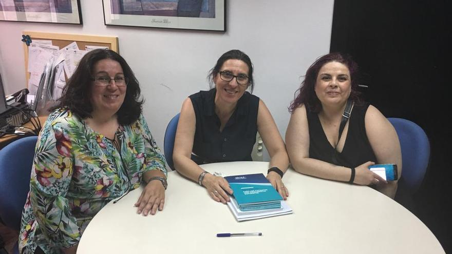 Angélica Miguélez, subdirectora de Atención a la Cronicidad, Sonia Martínez Carmona, médico de familia, y Silvia Lobo, presidenta de la Asociación de Enfermos de Hidradenitis (ASENDHI)