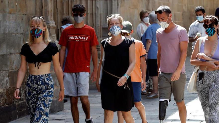 Un grup de turistes passeja pel barri gòtic de Barcelona