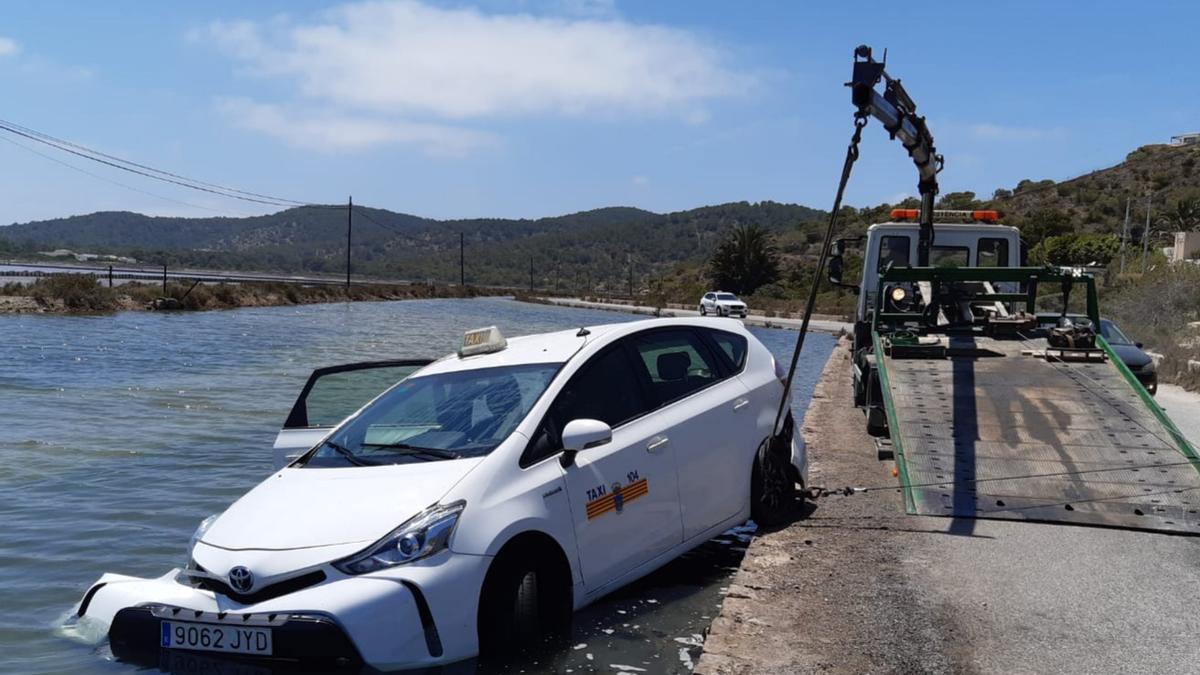 Un taxi se cae a uno de los estanques de ses Salines.