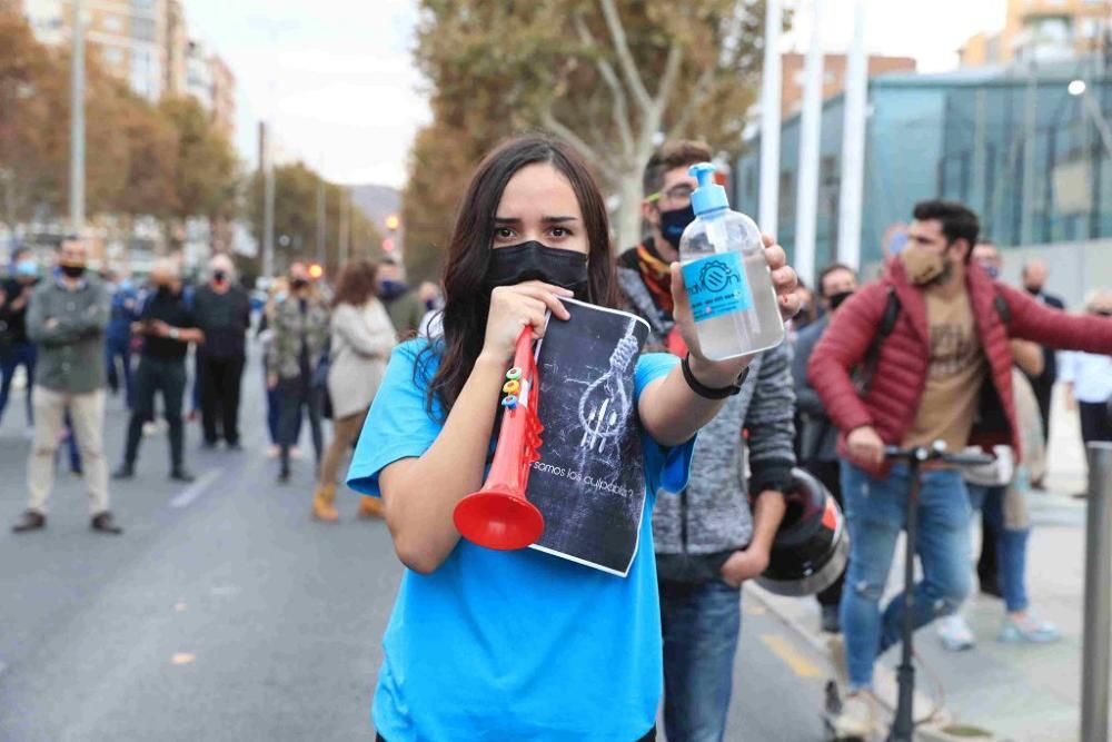 Hosteleros protestan en Cartagena por el cierre de los bares