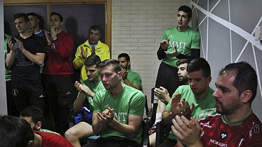 Miembros del MMT Seguros aplauden al jugador chileno en su despedida.