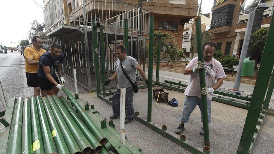 Reparto de ‘llibrets’ y montaje de cadafals abren la puerta festiva en Vila-real