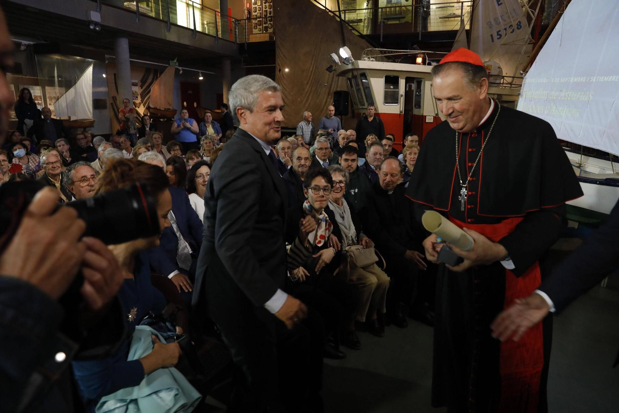 El cardenal Ángel  Fernández Artime recibe el título de Hijo Predilecto de Asturias en Luanco (Gozón)