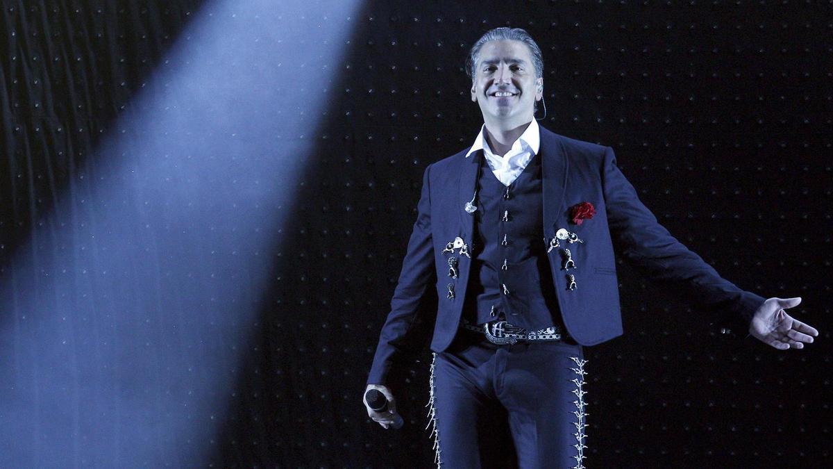 Alejandro Fernández durante un concierto en una foto de archivo.