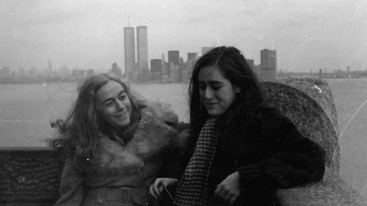 Carmen Martín Gaite y su hija Marta, en Nueva York.
